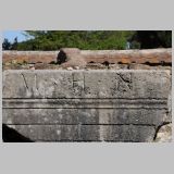 0081 ostia - nekropolis - porta romana - b6 - tomba degli archetti - inschrift ueber dem eingang.jpg